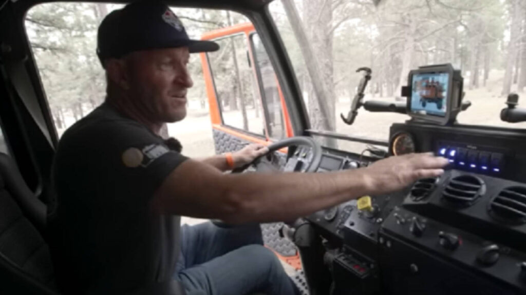 Uomo trasforma un vecchio camion militare in una sofisticata mini-casa