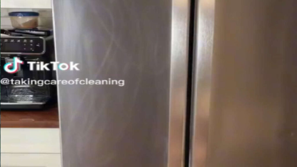 L'uomo cerca di pulire il frigorifero, ma finisce per danneggiarlo
