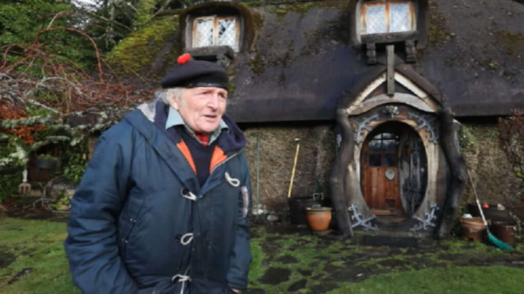 Taglialegna realizza la sua dimora da hobbit in Scozia