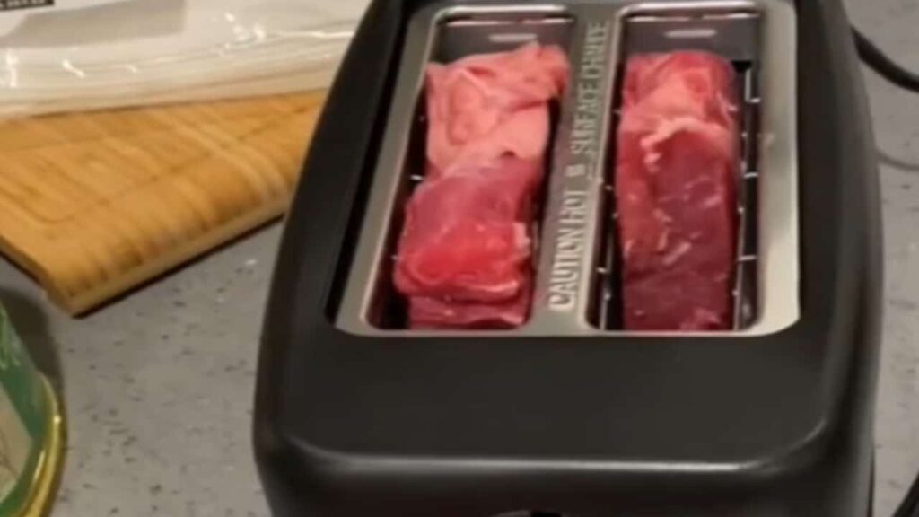 Una donna cucina una bistecca in un tostapane