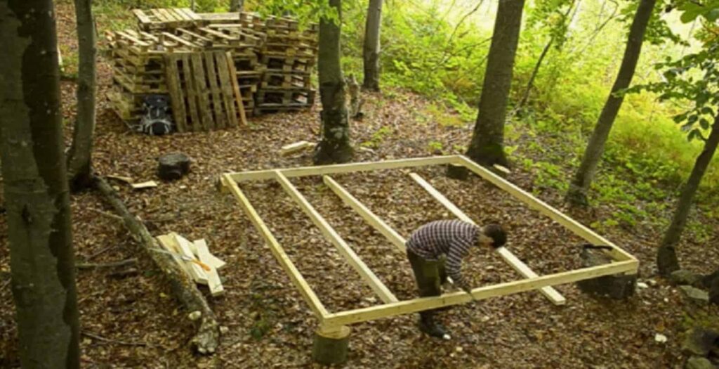 L'uomo costruisce una casa nel bosco interamente da zero (Video)