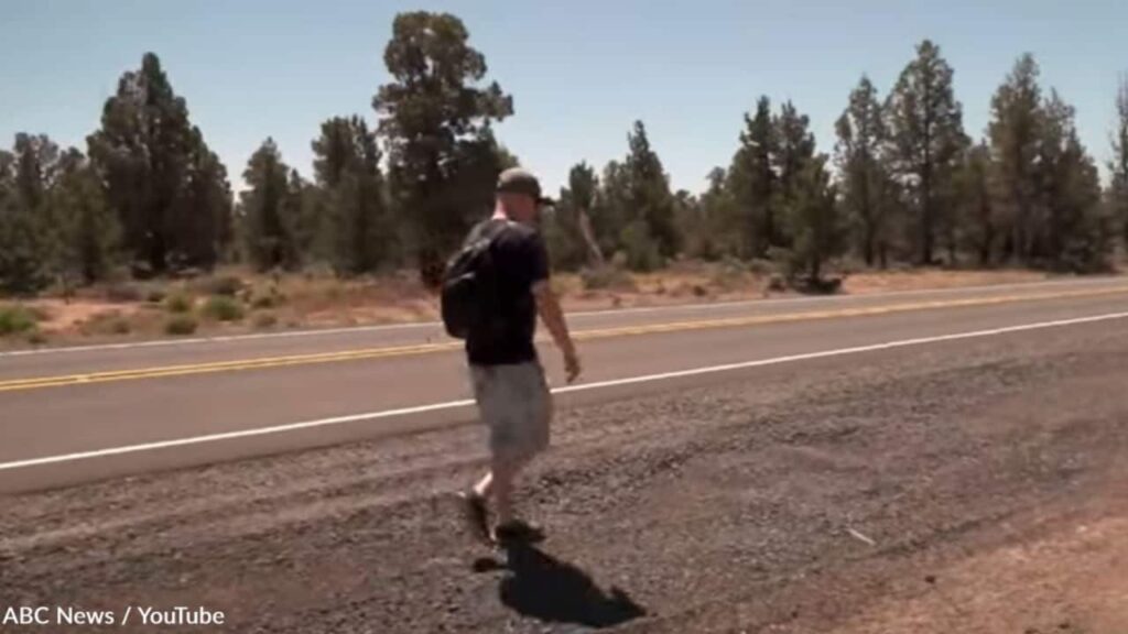 Un uomo cammina per 53Km per andare al lavoro, così uno sconosciuto gli regala un'auto